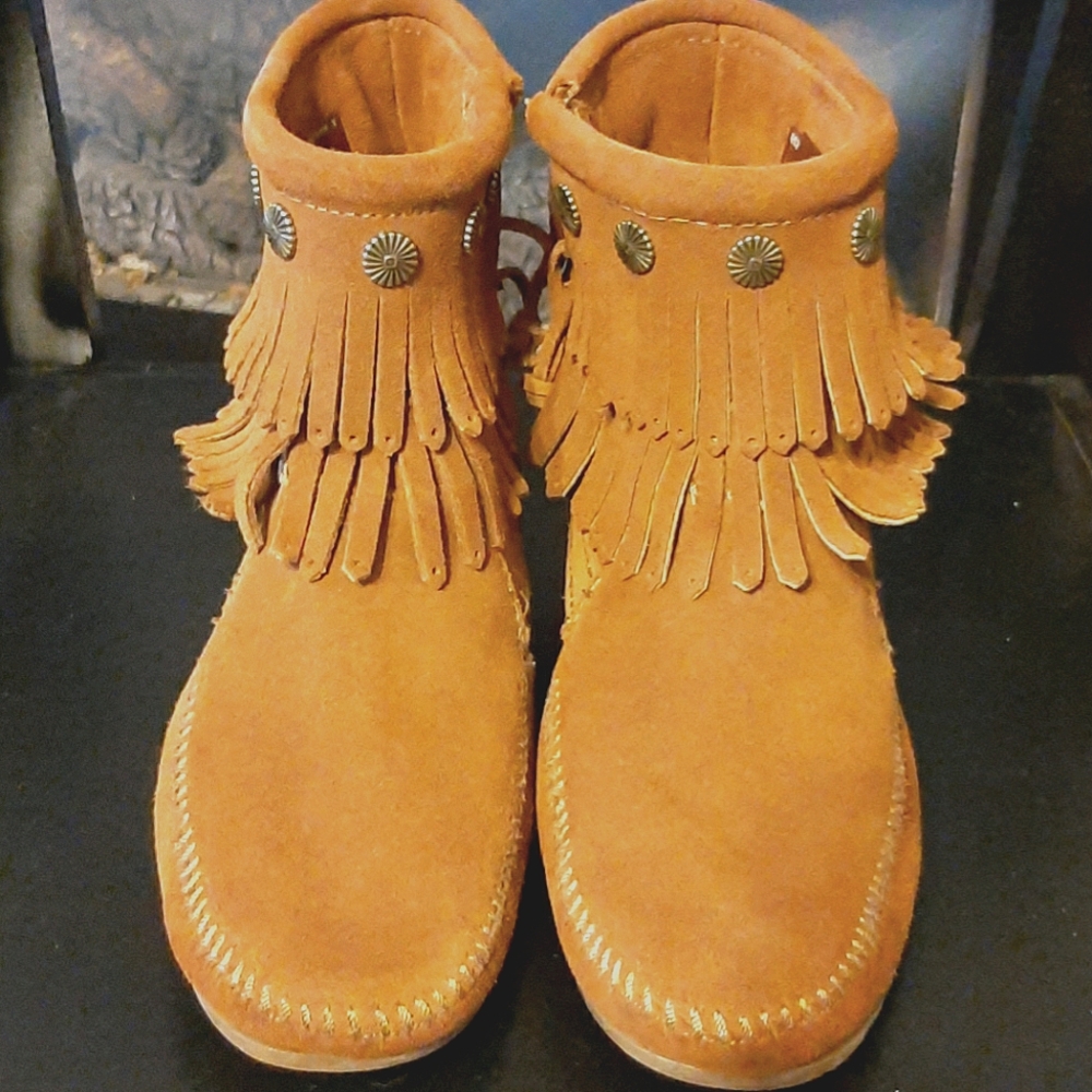 Minnetonka Double Fringe side zip ankle boot 7.5